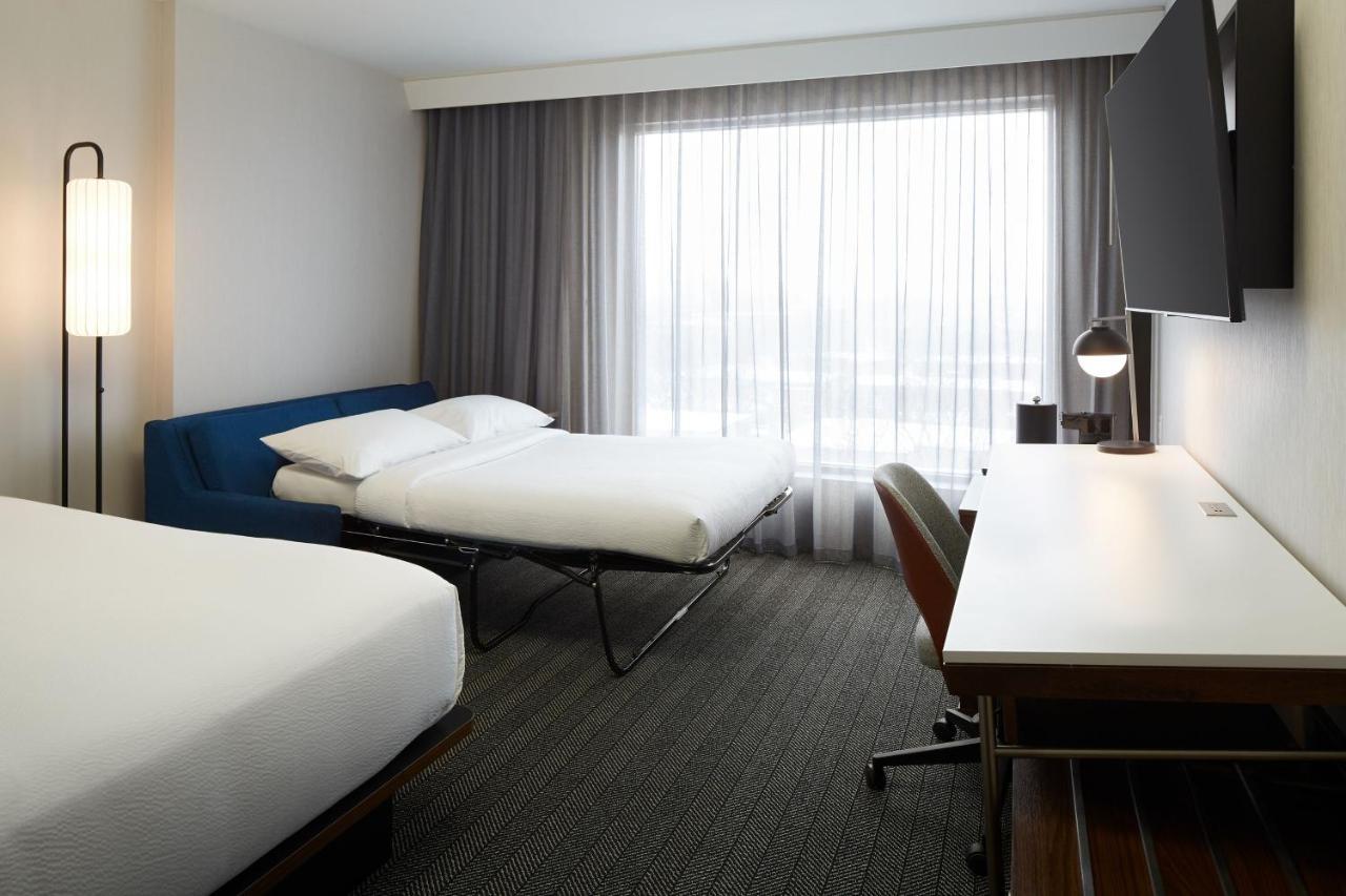 Courtyard Montreal Midtown Hotel Exterior photo